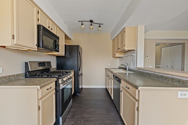 Building Photo - 1605 College Green Dr