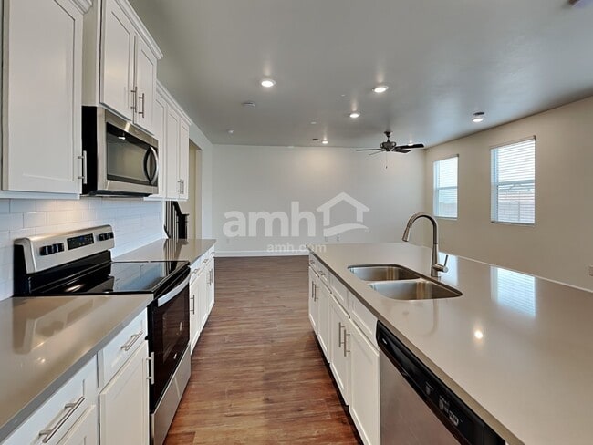 Building Photo - 6173 W Calle Lingo