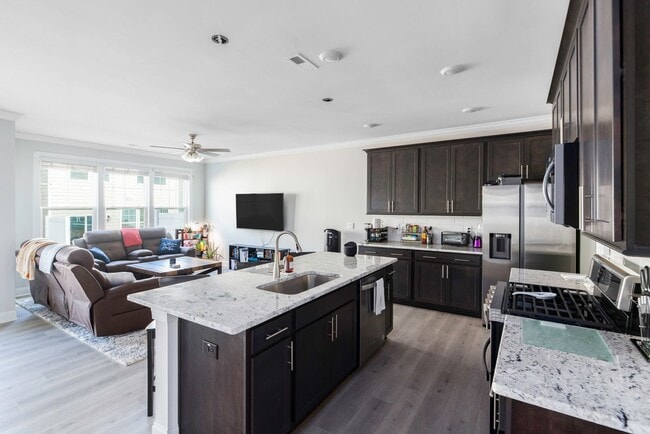 Building Photo - Terrific 3 BR/2.5BA Townhouse in Hillsborough!