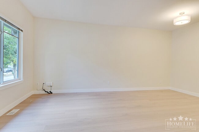 Photo du bâtiment - Immaculate 3-Bedroom, 2.5-Bath Half-Duplex Upper Suite Home for Rent in West Cloverdale