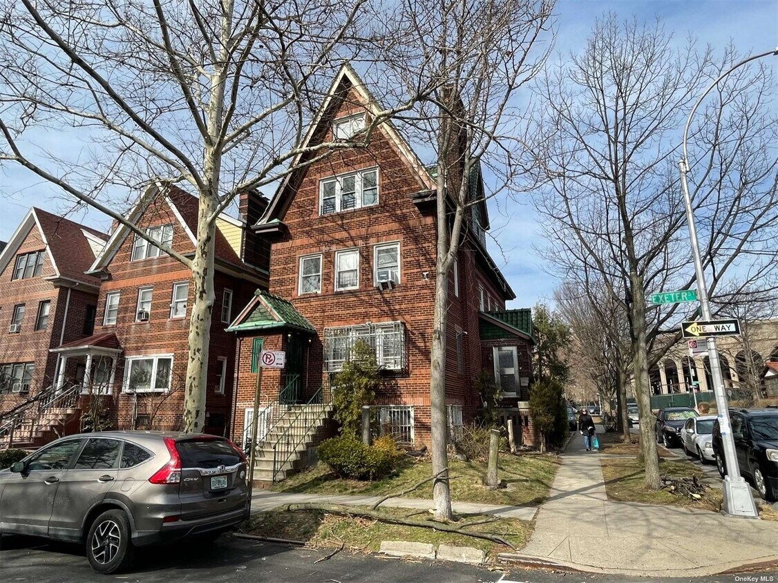 Primary Photo - 68-59 Exeter St
