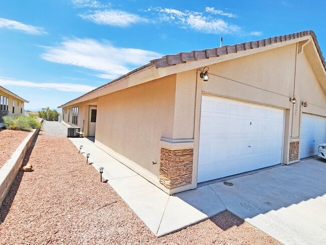 Building Photo - 2521 E Ambush St