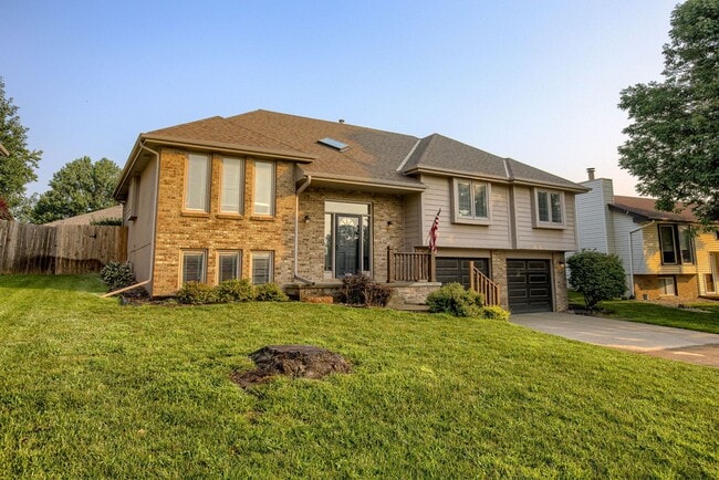 Building Photo - West Omaha Gem!!