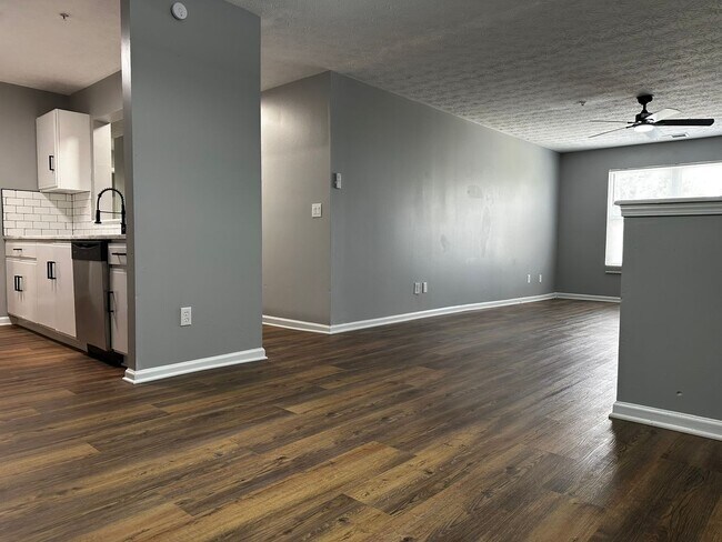Foto del edificio - 25% Move In Special available for this Stunningly condo