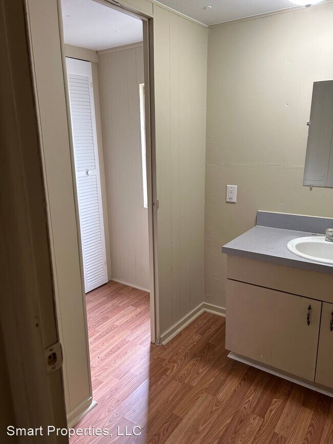 Building Photo - 2 br, 1 bath House - 1505 Goodyear Ave, #17 B