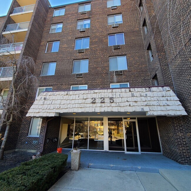 Building Photo - 225 S Rohlwing Rd