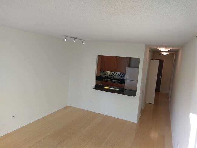 Building Photo - 400 N La Salle Dr