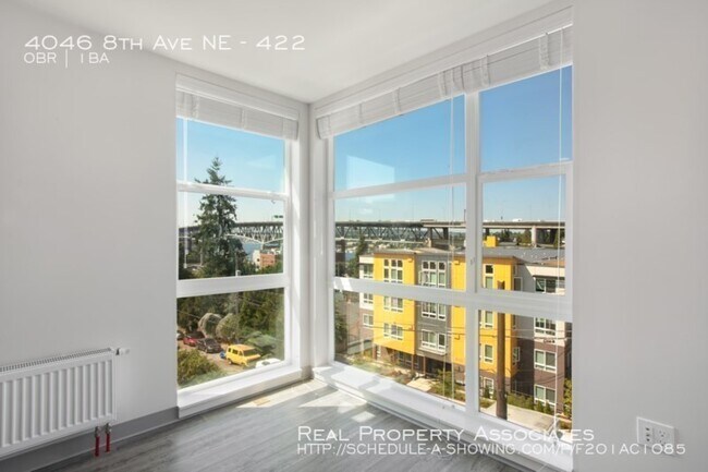 Building Photo - Top floor, corner unit, 10 min walk to UW