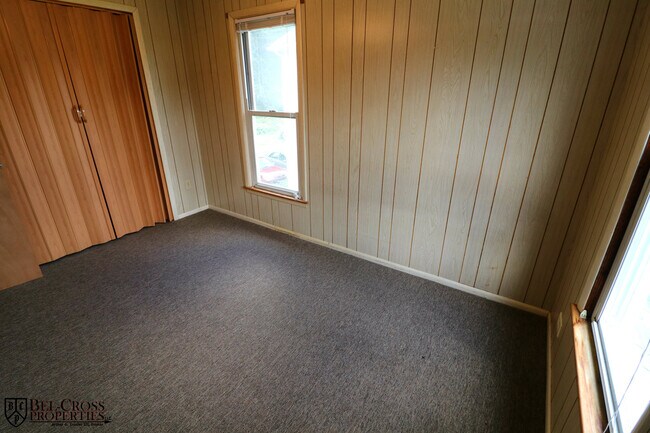 Building Photo - 3 bedroom, 2 bath home close to town and p...