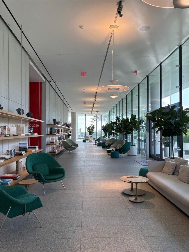 Foto del edificio - 8701 Collins Ave