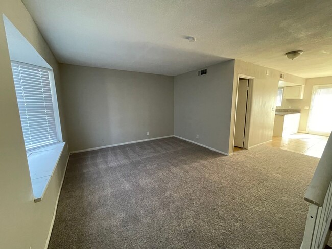 Building Photo - Amazing 2 Bedroom 1.5 Bath Townhome!