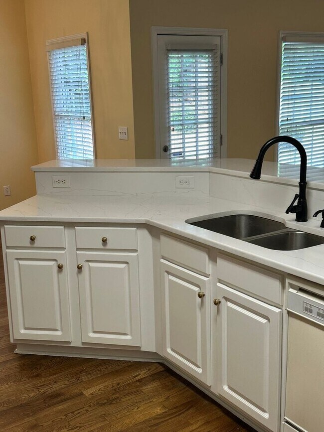 Foto del edificio - 420 White Rose Trce