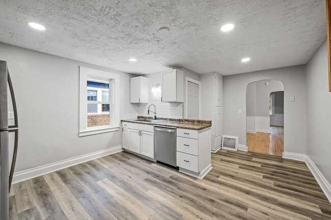 Building Photo - Newly Renovated 3 Bed 2 Bath Home in St Paul