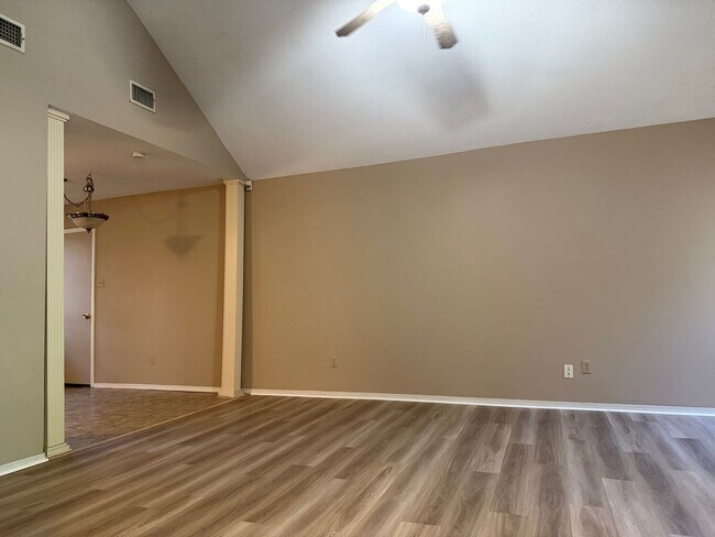 Foto del edificio - 127 Rolling Oaks Dr