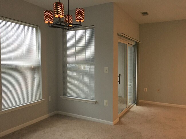Foto del edificio - Spacious 3 BR/2 BA Condo in Russett Commun...