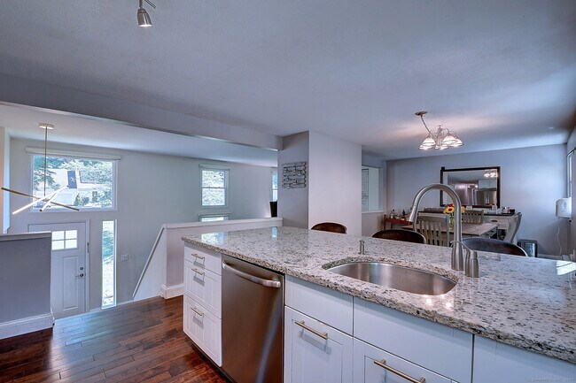 Building Photo - 42 Towhee Ln