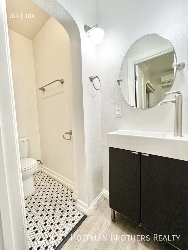 Building Photo - 412 S Lake St