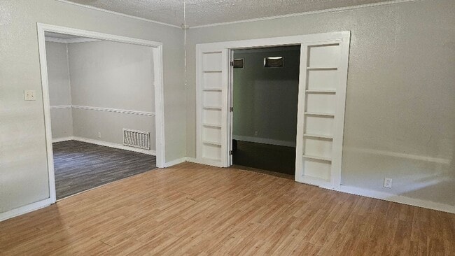 Building Photo - $1300 4 bed 2 bath For rent