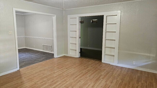 Foto del edificio - $1300 4 bed 2 bath For rent