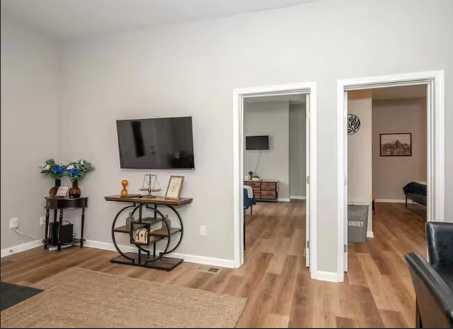 Foto del edificio - Spacious 5-Bed Furnished Home Near Xavier | Modern Updates, In-Unit Laundry & Off-Street Parking