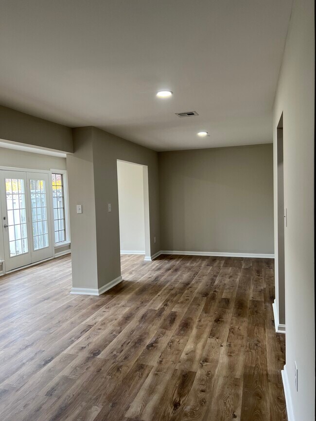 Building Photo - 230 Crescent Dr