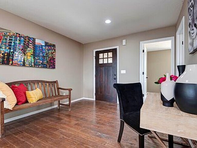 Foto del edificio - Luxury, Location, and Convenience.