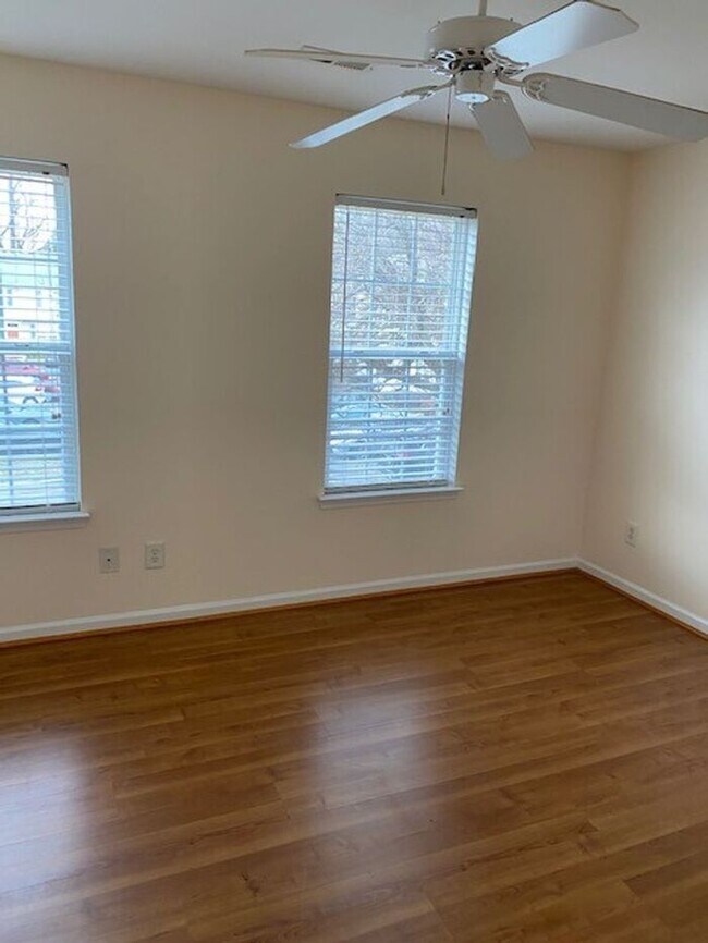 Foto del edificio - Spacious 2 Bedroom Townhouse in Nevin Cree...