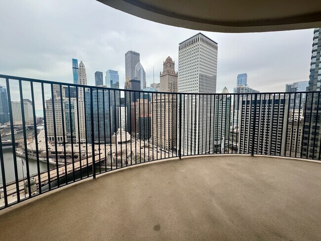 Foto del edificio - 300 N State St