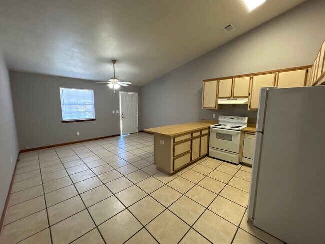 Building Photo - Spacious 1 Bedroom 1 Bathroom! Located Off Ocala Road.