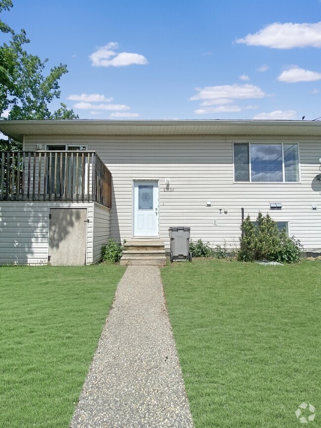 Building Photo - 9313 C-93107 107 Ave