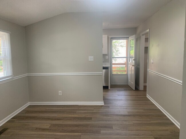 Foto del edificio - Renovated 2 Bedroom in Garden Homes