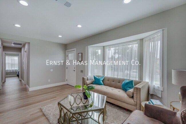 Building Photo - Stunning 3 Bedroom 2 Bath Front House in L...