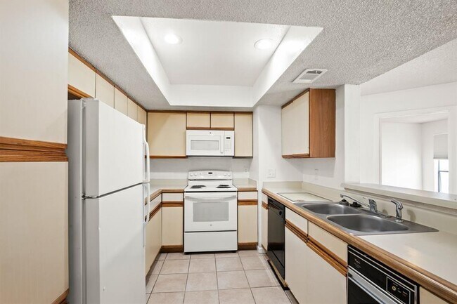Building Photo - 2830 S Bartell Dr