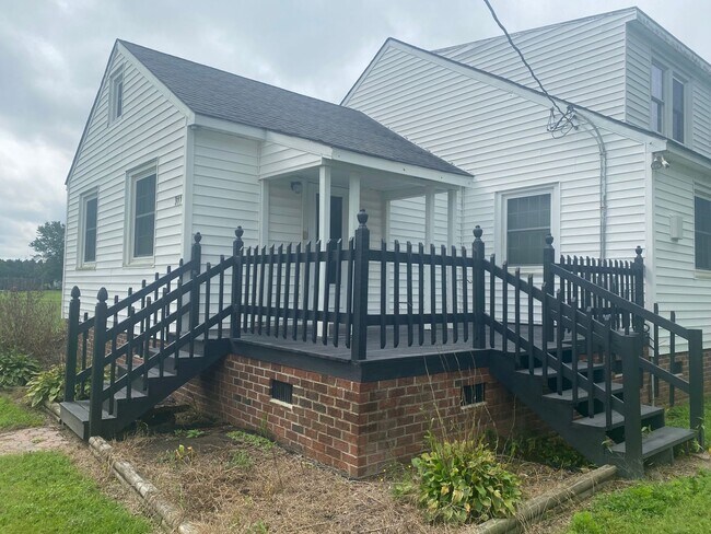 Building Photo - Great 4 bedroom in the country