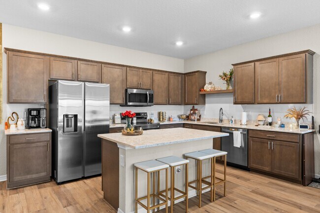 Foto del edificio - 3BR Center Lake Townhome | 2-Car Garage, Loft & Resort-Style Amenities