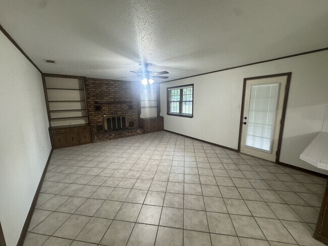 Foto del edificio - 1619 Leawood Dr