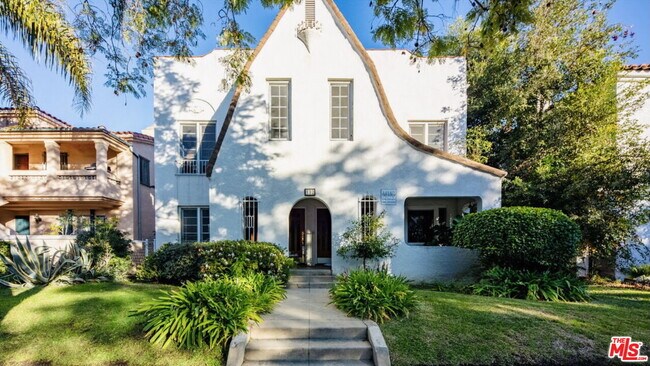 Foto del edificio - 132 N La Peer Dr