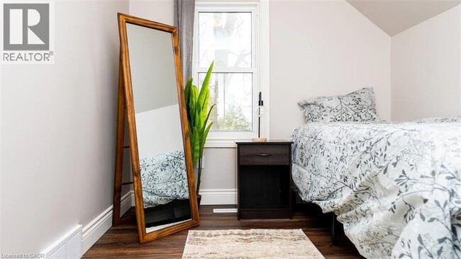 Photo du bâtiment - 235 King St