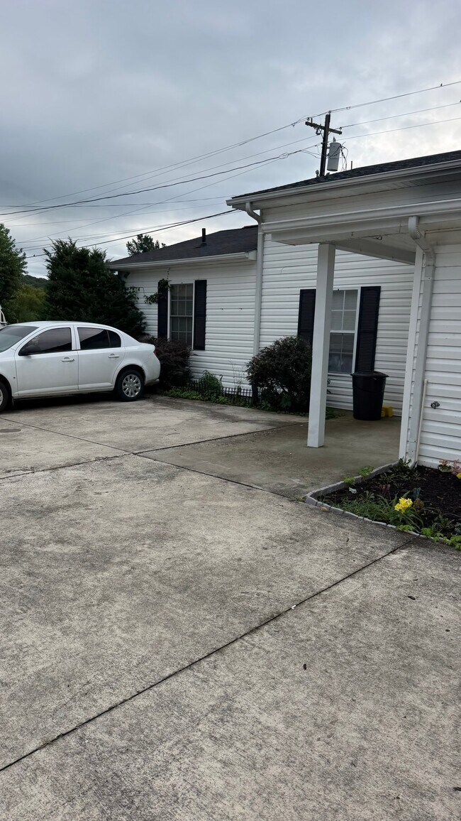 Building Photo - 44 Grandview Dr