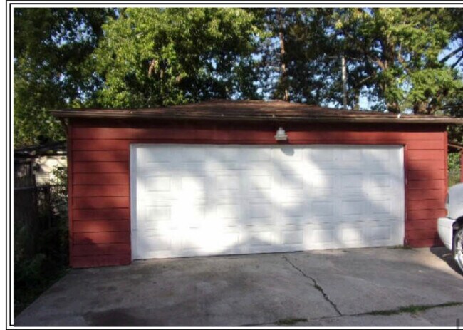 Building Photo - 11612 S Lowe Ave