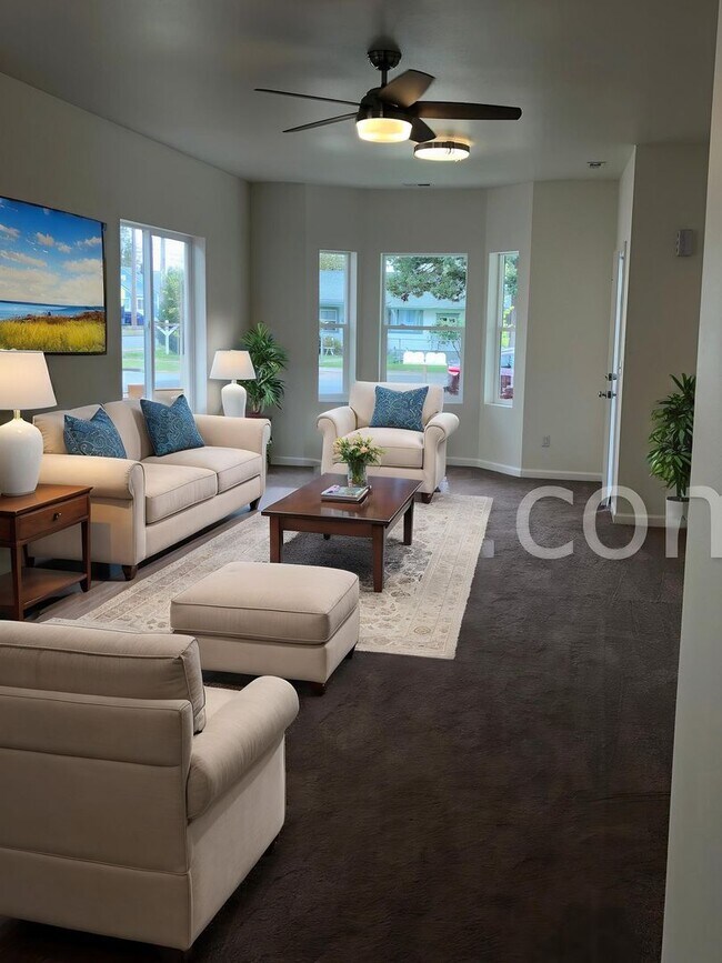 Foto del edificio - 3 Bedroom 2.5 Bath Tacoma Townhouse