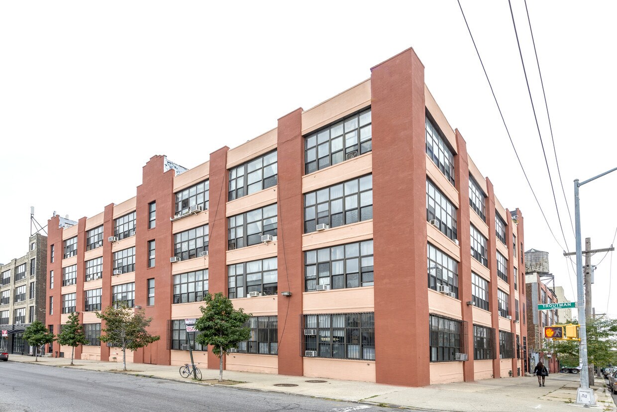 Building - 467 Troutman St