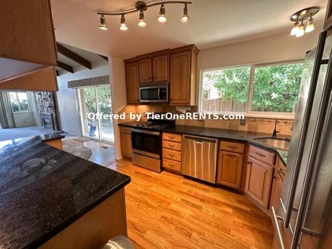 Building Photo - A must see, townhome in great location!
