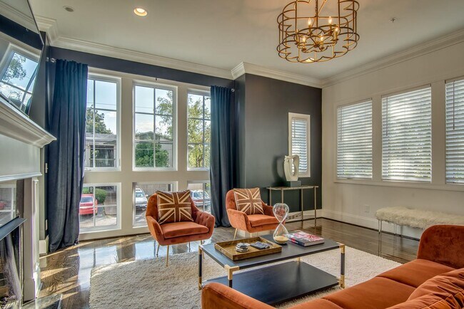 Foto del edificio - Beautifully appointed 3-bedroom furnished townhome in sought-after Hillsboro Village!