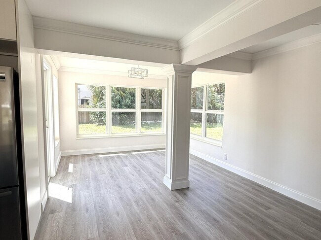 Building Photo - 442 SW 14th Ct