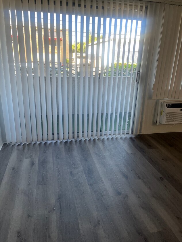 Foto principal - 11110 Moorpark St