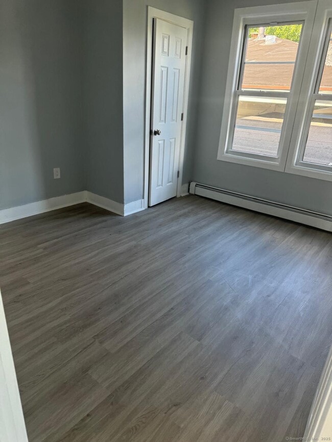 Foto del edificio - 651 Barnum Ave