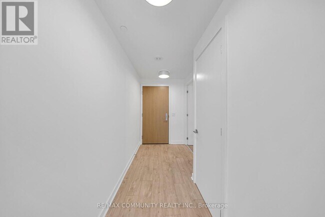 Photo du bâtiment - 357-3357 King St W