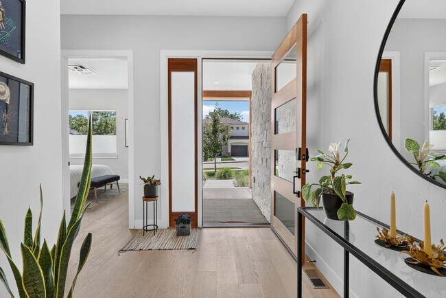 Foto del edificio - Boulder Living Perfected: Custom 4BR/4BA Modern Farmhouse Near Wonderland Lake