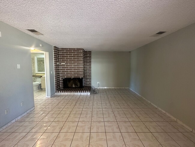 Building Photo - 2025 Marlow St